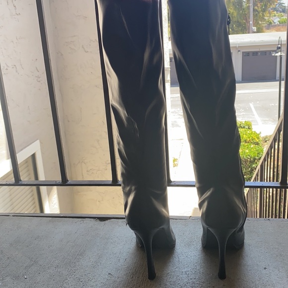 Size 9 black Suede Steven Madden heel boots - Picture 4 of 8